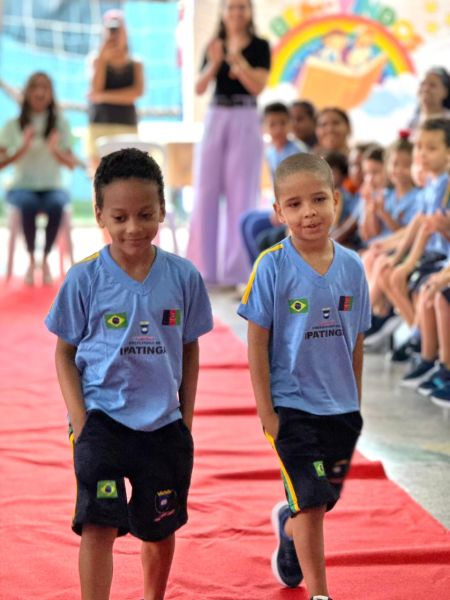 Ipatinga inicia distribuição de  uniformes para 24 mil alunos